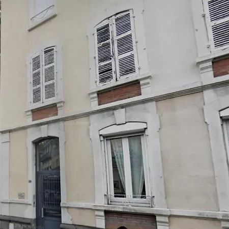 Spacieux Et Lumineux Place Delille Apartamento